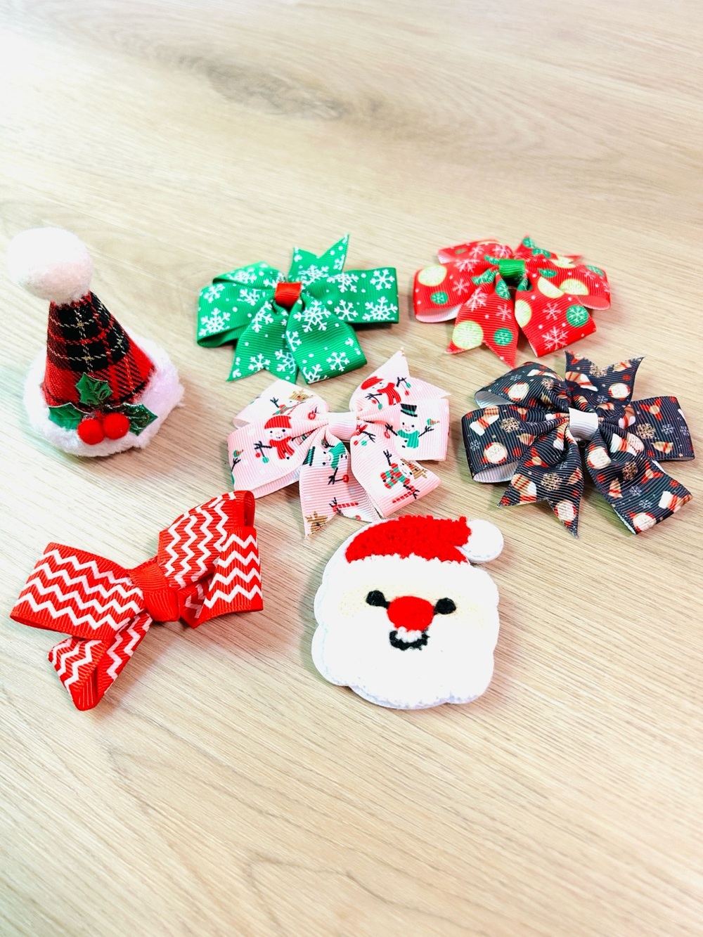 7 Kids Hair Bow Set for Christmas-Holiday Bows, Santa, Hat Clip Hair accessories